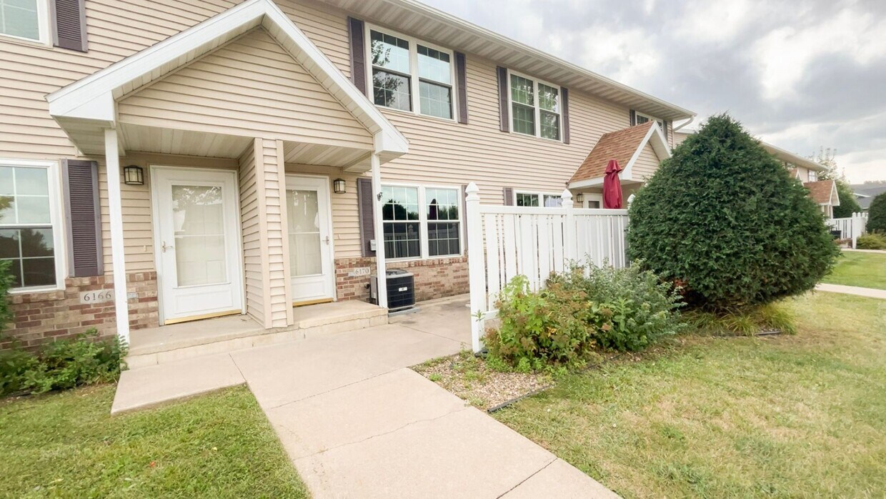 Primary Photo - Spacious 2-story townhouse with extra gara...