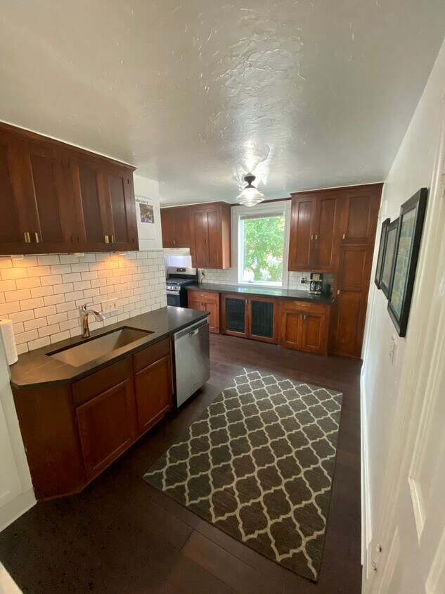 Foto principal - 1093 Oxford St N