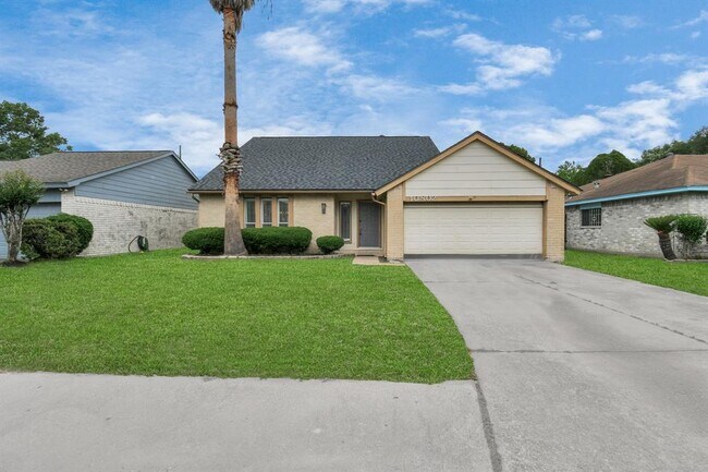 Building Photo - 10802 Fallbrook Dr