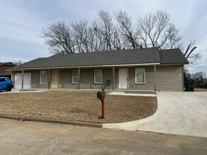 Building Photo - 1102 N Willow Dr