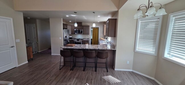 Building Photo - Beautiful & Spacious 3 Bed 2 Bath Directly...