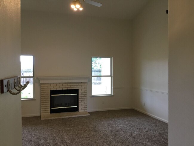 Foto del edificio - 2157 E Oak Haven Dr