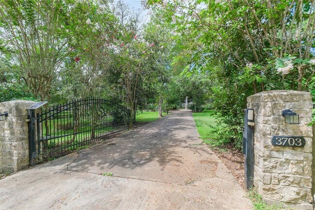 Building Photo - 3703 Aspenwood Dr