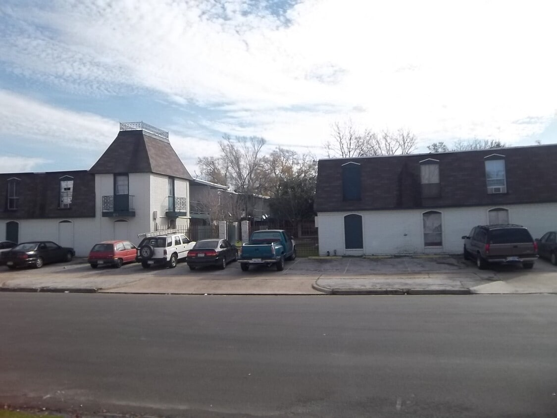 Building Photo - 6215 Tierwester St