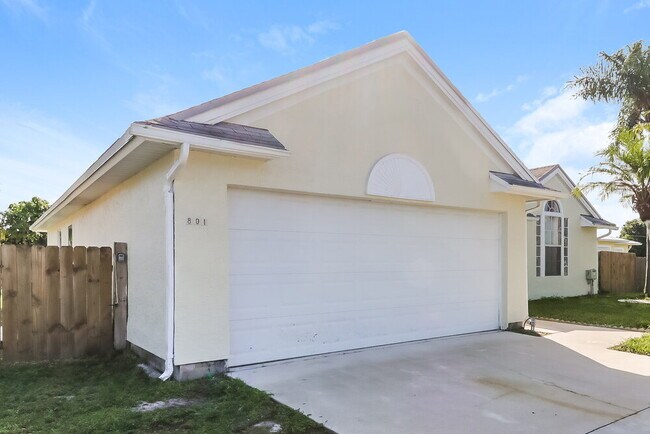 Building Photo - 801 SW Bayshore Blvd