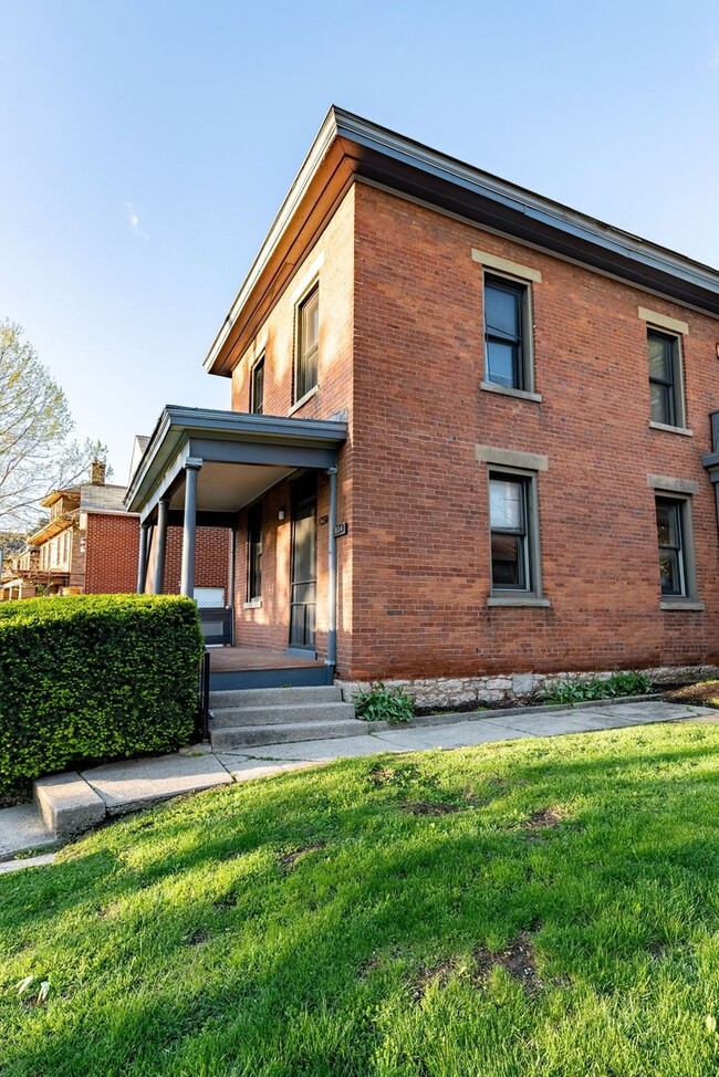 Building Photo - 834 Summit St