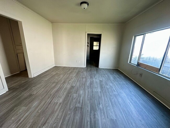 Building Photo - 3 Bedroom and 1 Bathroom Home in Shawnee
