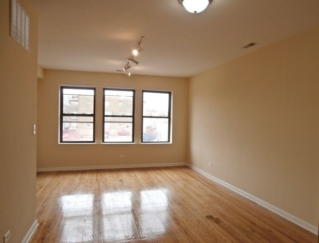 Building Photo - 3123 W Lawrence Ave