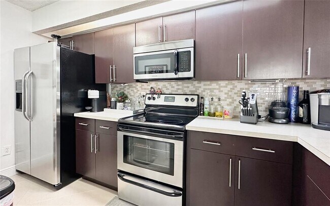 Foto del edificio - 18870 NW 57th Ave