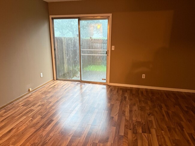 Building Photo - Great 3 bedroom, 1 Bathroom Side by Side T...