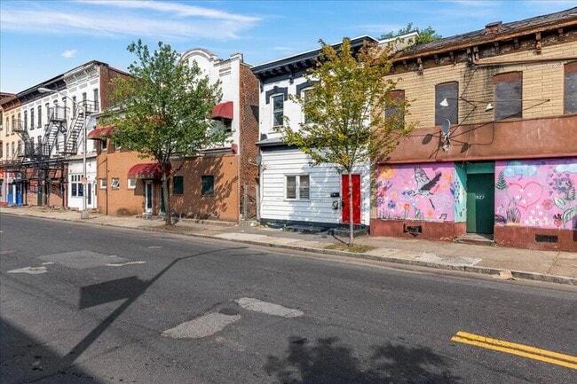 Building Photo - 523 N Clinton Ave