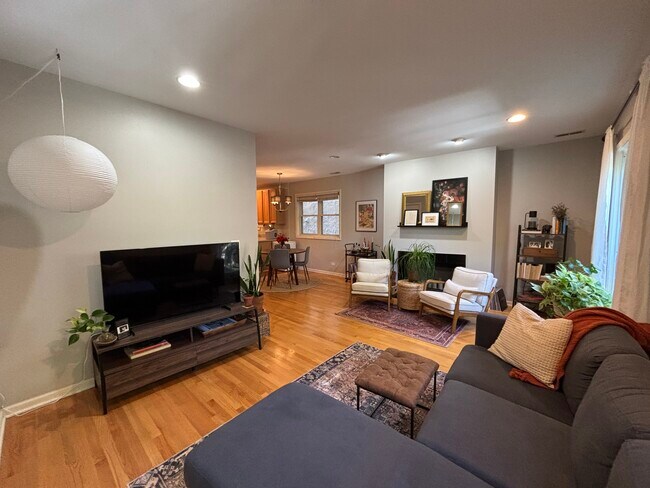 Open concept living room - 1241 N Maplewood Ave
