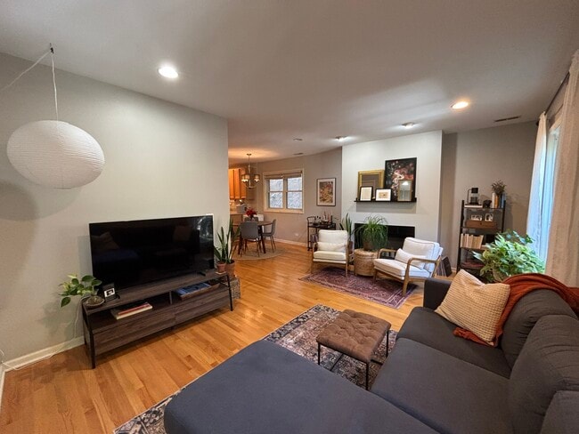 Open concept living room - 1241 N Maplewood Ave