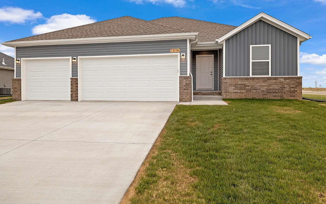 Primary Photo - Beautiful 3 Bedroom Home with a fully fenc...