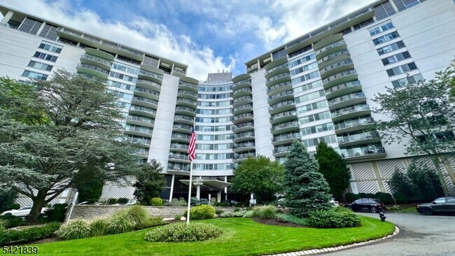 Foto del edificio - 1 Claridge Dr