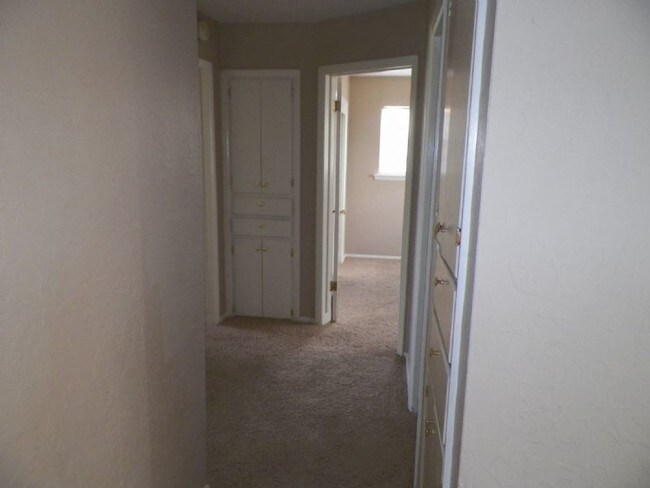 Building Photo - 521 NW Woodridge Dr