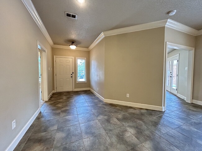 Building Photo - House Located Behind Market Street On Cul-De-Sac!