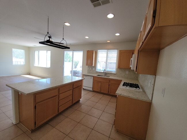 Building Photo - 38130 Bee Ct