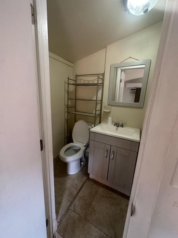 Building Photo - 1150 W 28th St