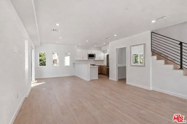 Foto del edificio - 2115 Beachwood Terrace