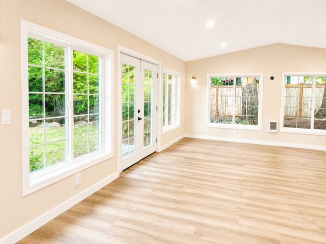 Foto del edificio - Beautifully Remodeled Home in Prime Kirkland Location | Designer Finishes | Spacious Layout | Top...