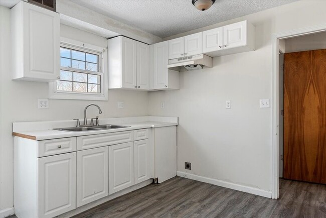 Building Photo - 111 S Elder Ln