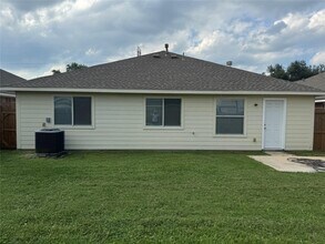 Building Photo - 9019 N Ferndale Pl Dr