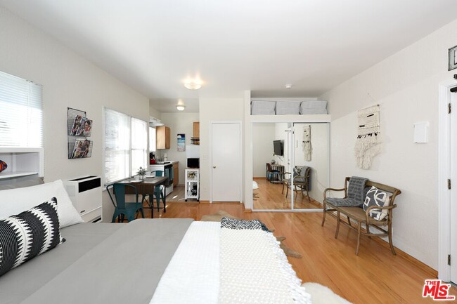 Foto del edificio - 26 Breeze Ave