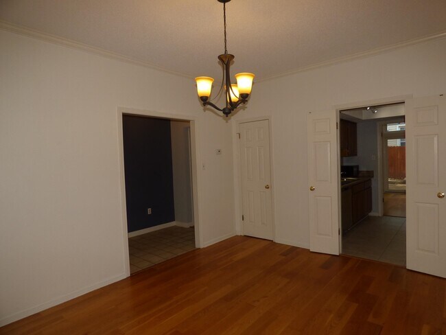 Foto del edificio - 1695 Belvedere Ct