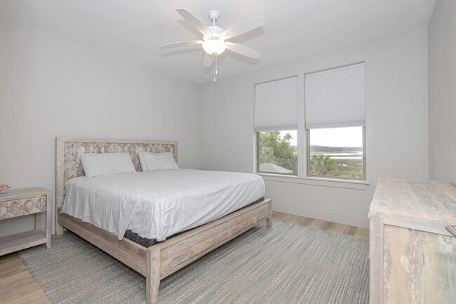 Foto del edificio - Fully furnished luxurious waterfront condo at The Inlet!