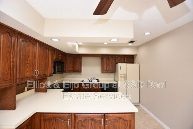 Foto del edificio - 637 Victoria Square Ln
