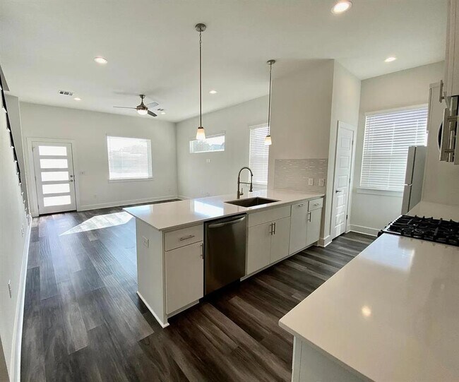 Building Photo - 6102 Caddie St