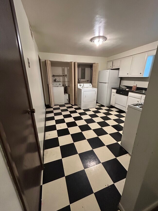 Large eat-in kitchen - 3551 California Ave