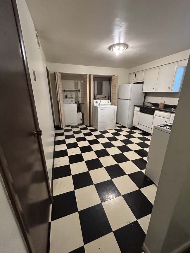 Large eat-in kitchen - 3551 California Ave