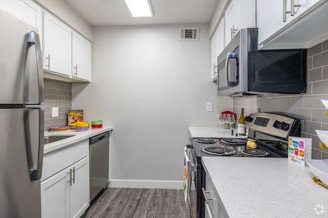 2BR, 1BA - 816SF - Kitchen - Latitude
