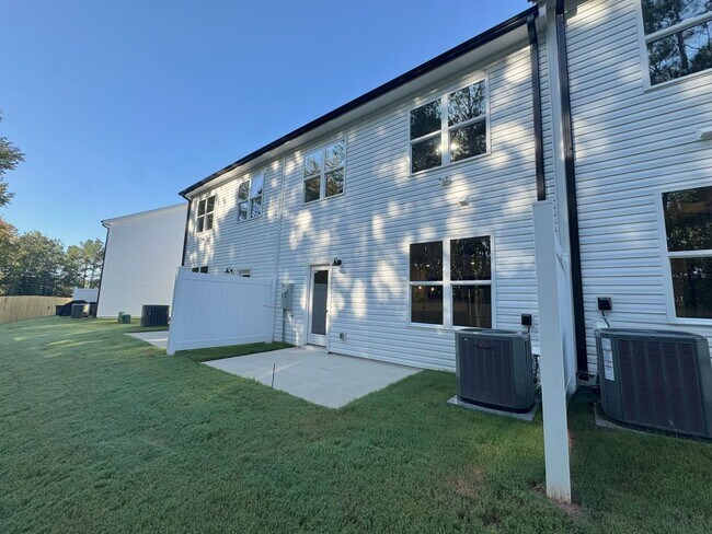 Foto del edificio - 3 Bed, 2.5 Bath 1 car garage townhome in Clayton's Ashcroft community!