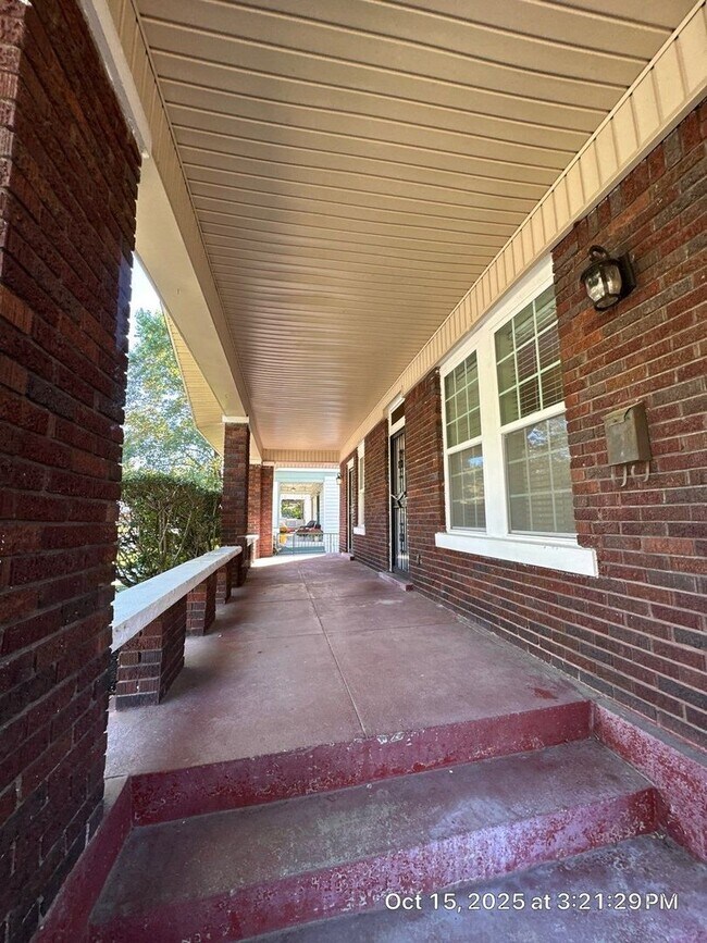 Foto del edificio - RHODES AREA 4 Bedroom /2.5 Bath House! Gorgeous New Floors