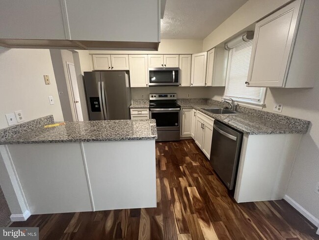 Building Photo - 10701 Holleybrooke Dr