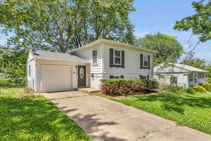 Primary Photo - 4 bed, 2 bath, updated interior, AVAILABLE...