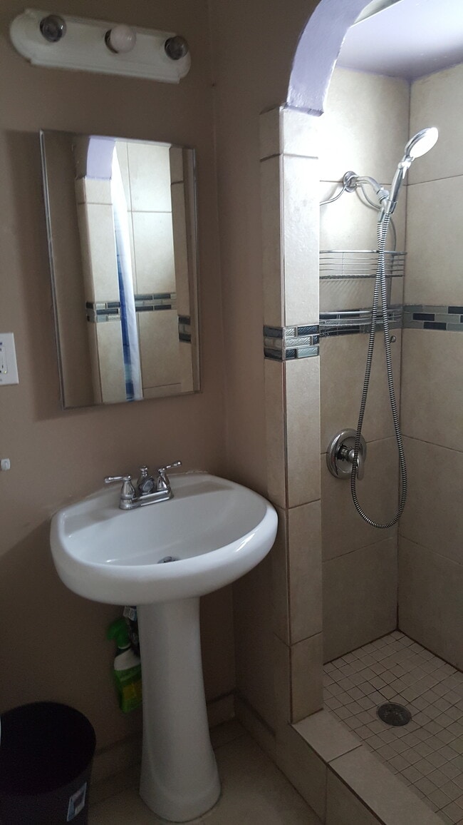 Bathroom - Tile Shower - 3079 El Cajon Blvd