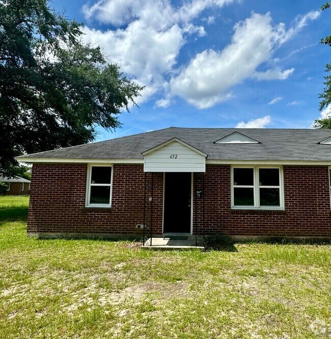 Building Photo - 652 Miller Rd