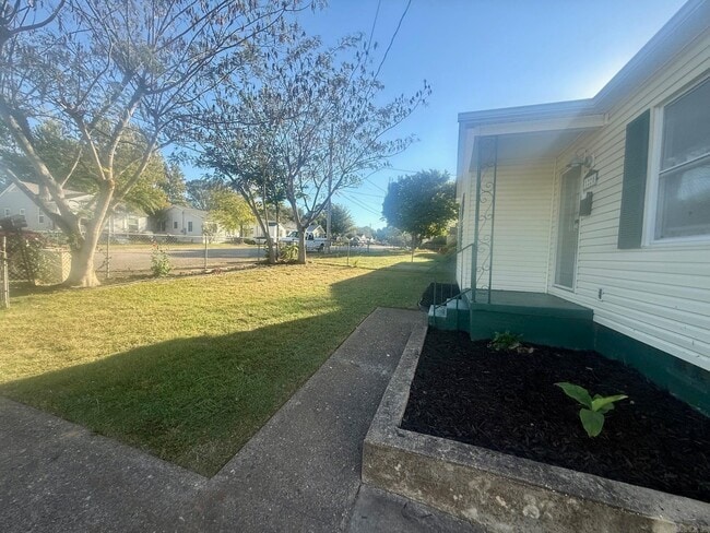 Foto del edificio - 1220 Thelma St