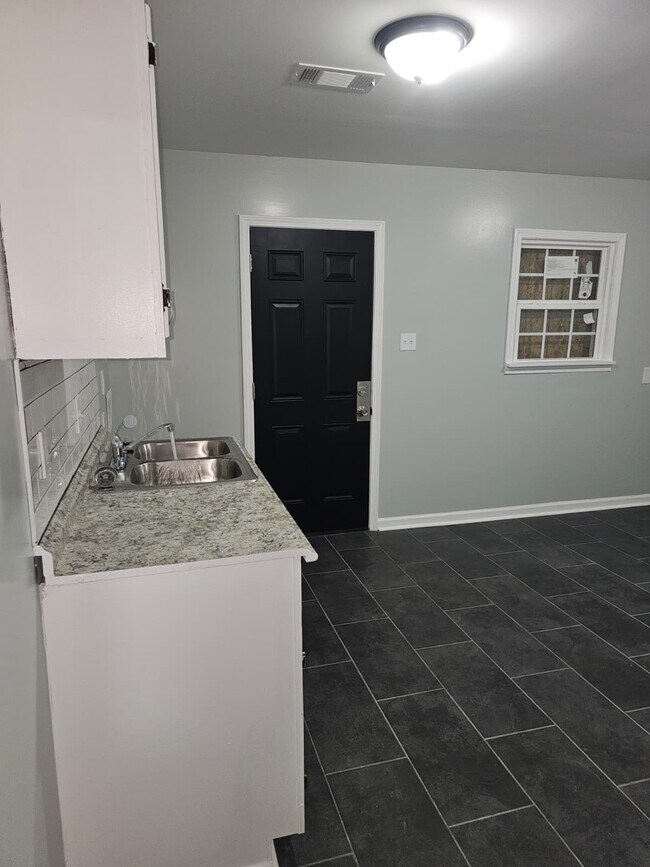 Building Photo - 2850 Montague Ave