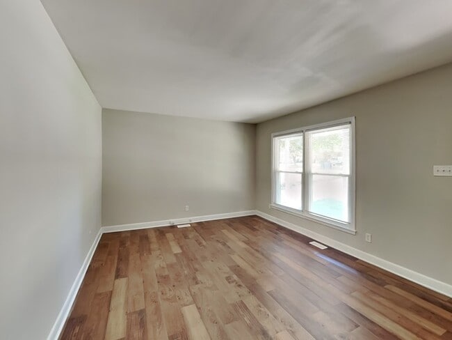 Building Photo - 613 Aintree Rd