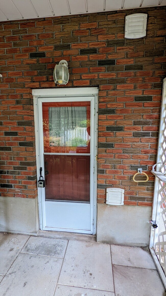 Building Photo - 43 Seneca Ave