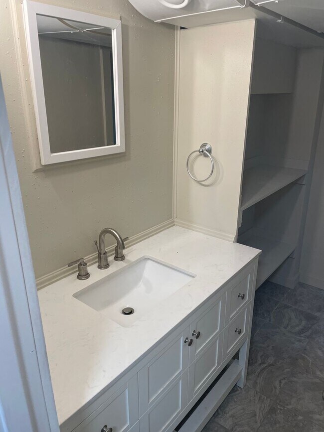 Foto del edificio - 622 E 8th St