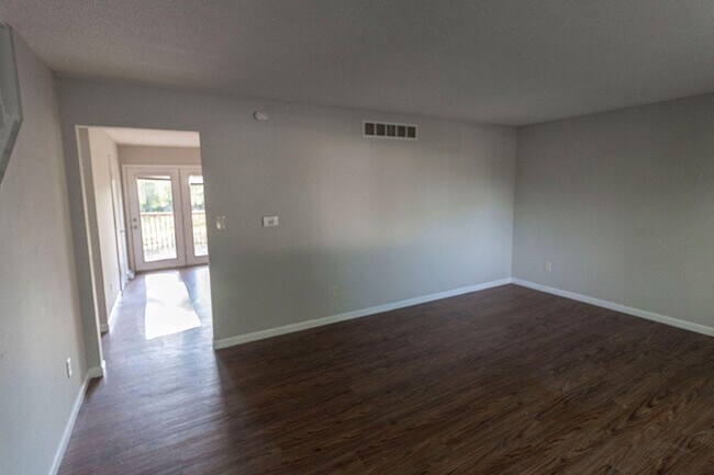 Foto del edificio - 1305 N Golf Blvd