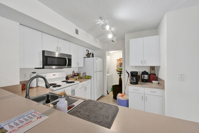 Building Photo - ANNUAL UNFURNISHED 2/2 IN NAPLES!!