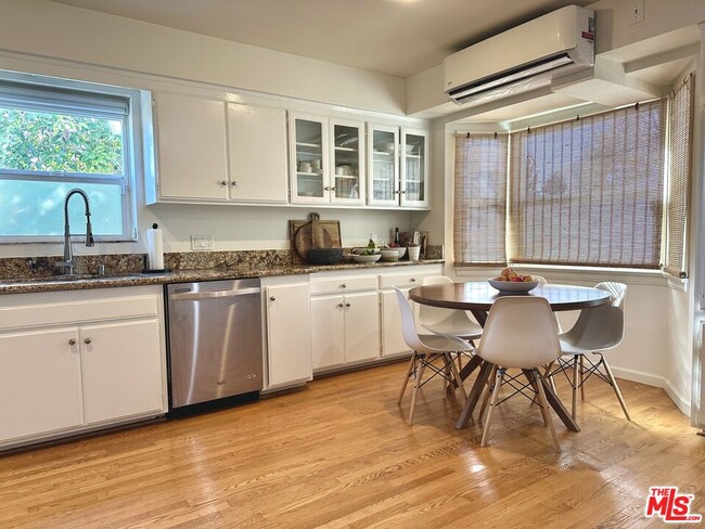 Foto del edificio - 1107 S Bundy Dr