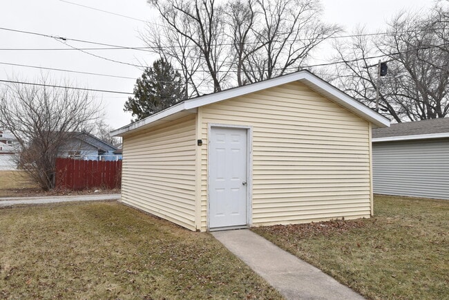 Building Photo - 3042 Hamlin Ave